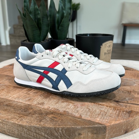 ASICS Onitsuka Tiger Light Grey UNISEX - Picture 1 of 11